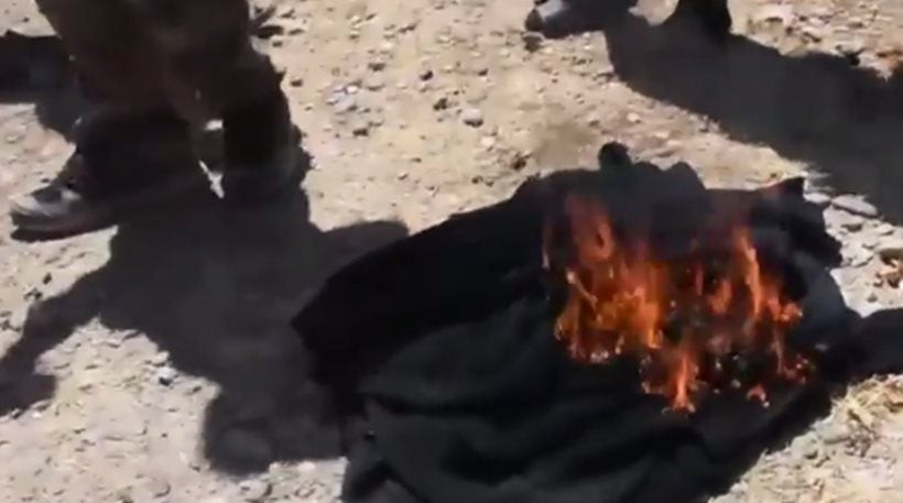 Εικόνες πανηγυρισμών στη Ράκκα: Με κάψιμο μπούρκας και ξύρισμα γιορτάζουν οι κάτοικοι την εκδίωξη του ISIS (εικόνες)